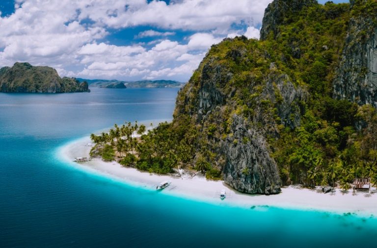 Boracay vs Palawan: Which One Is Better? | Deztreks